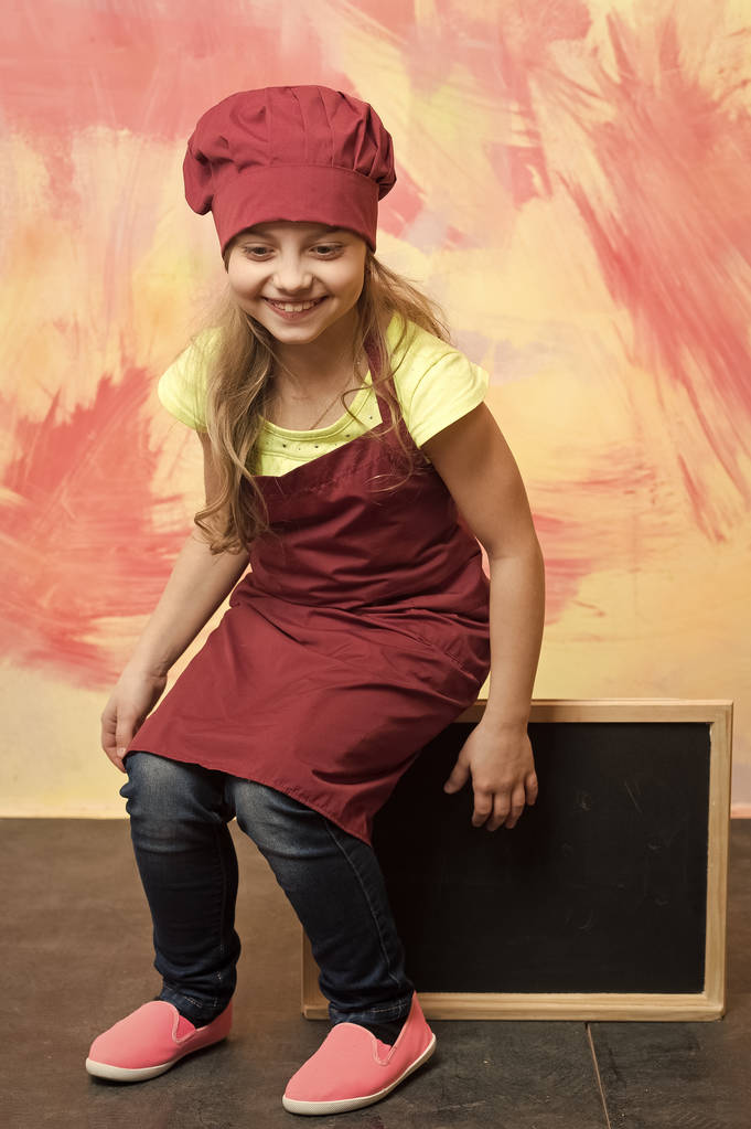 Μωρό, ευτυχισμένη παιδί με πανό σκάφους στην κουζίνα ή στο εστιατόριο - Φωτογραφία, εικόνα