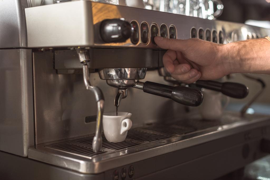 tiro recortado de barista preparando café con máquina de café en la cafetería
 - Foto, imagen