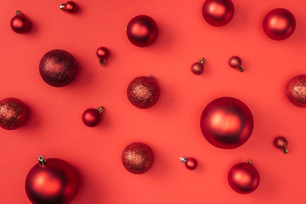 верхний вид красных декоративных рождественских шаров, изолированных на красный
 - Фото, изображение