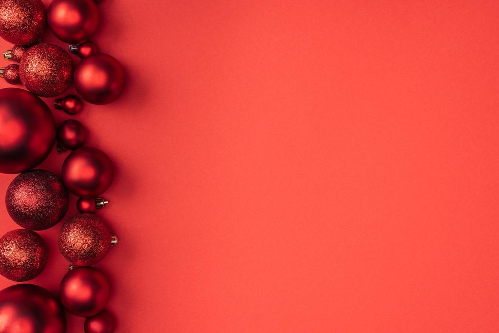 vue de dessus des boules de Noël rouges décoratives isolées sur rouge
 - Photo, image