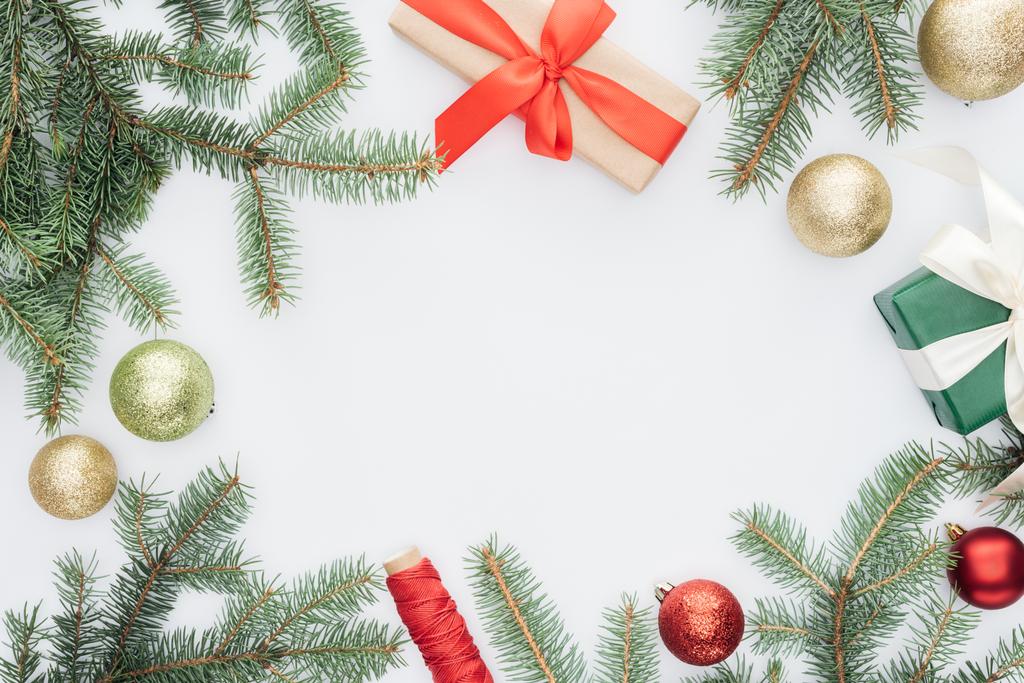 επίπεδη lay με τοποθετημένα pine κλαδιά δέντρων, δώρα και χριστουγεννιάτικα toys απομονωθεί σε λευκό - Φωτογραφία, εικόνα