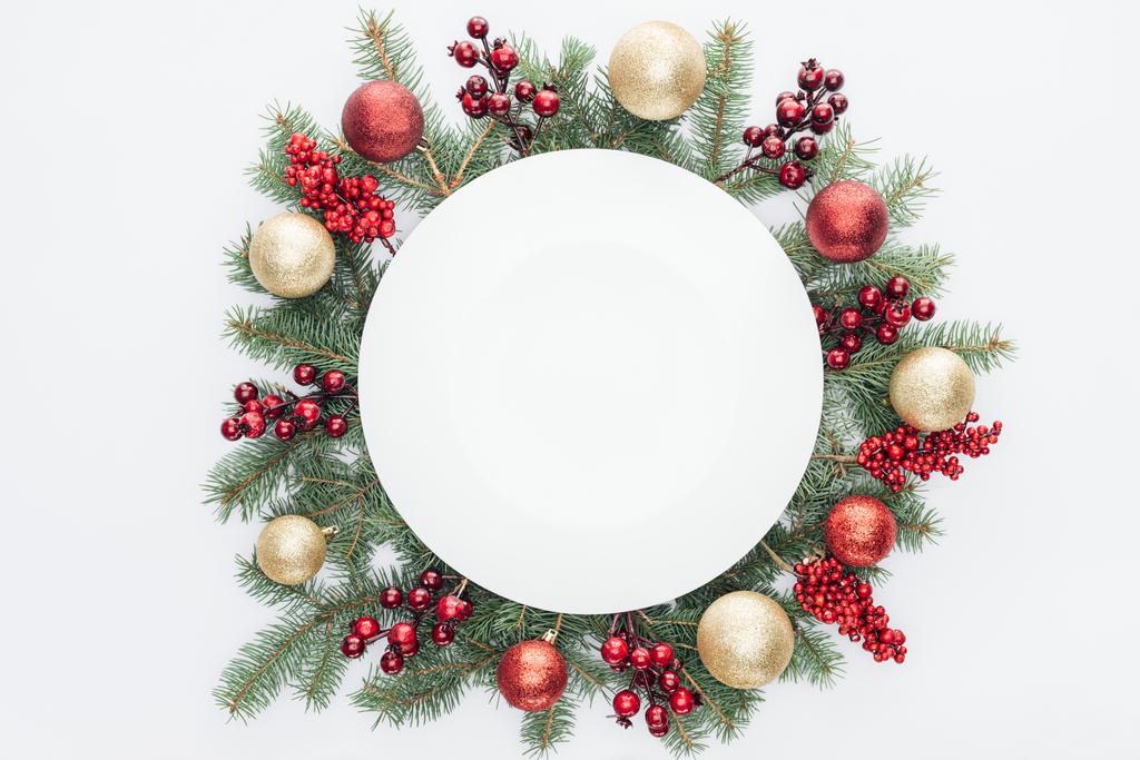 вид зверху на сосновий вінок з різдвяними прикрасами і круглий порожній простір посередині ізольований на білому
 - Фото, зображення