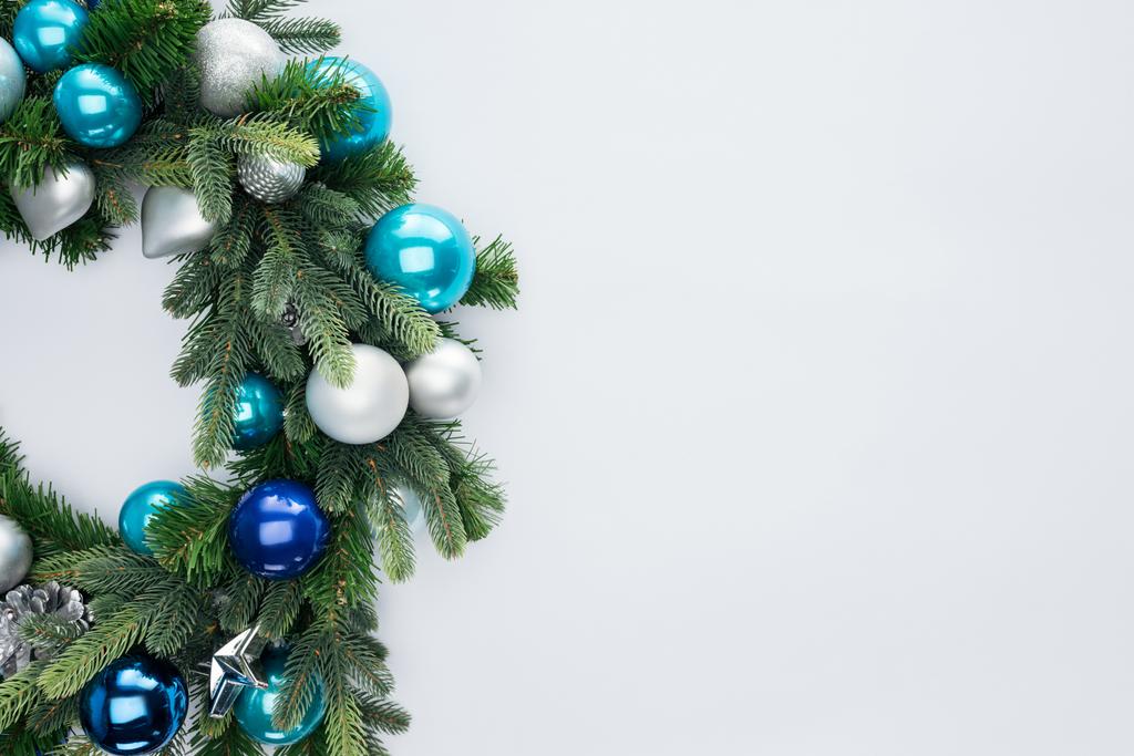 Widok z góry z ozdobny uroczysty wianek z niebieskim i srebrnym zabawki świąteczne na białym tle - Zdjęcie, obraz