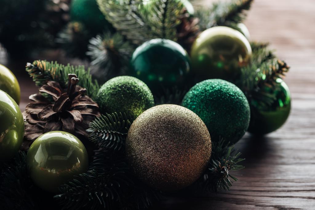 pohled z borovice strom věnec s zelená vánoční koule na dřevěné pozadí na plochu - Fotografie, Obrázek