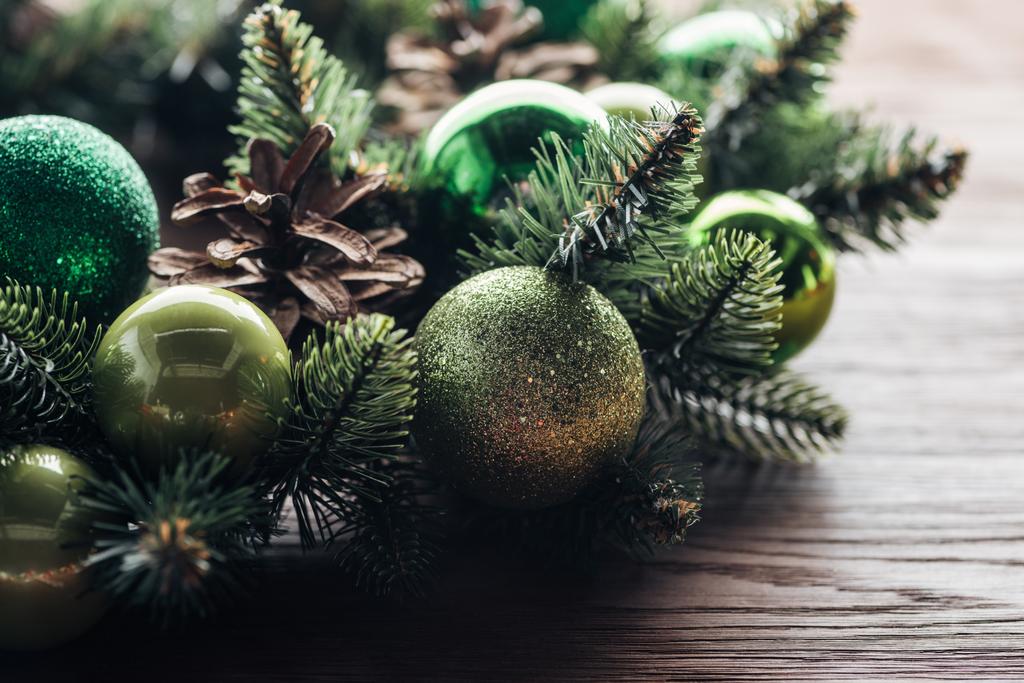 çam ağacı çelenk yeşil Noel topları ile bakış ahşap arka plan üzerinde kapatın - Fotoğraf, Görsel