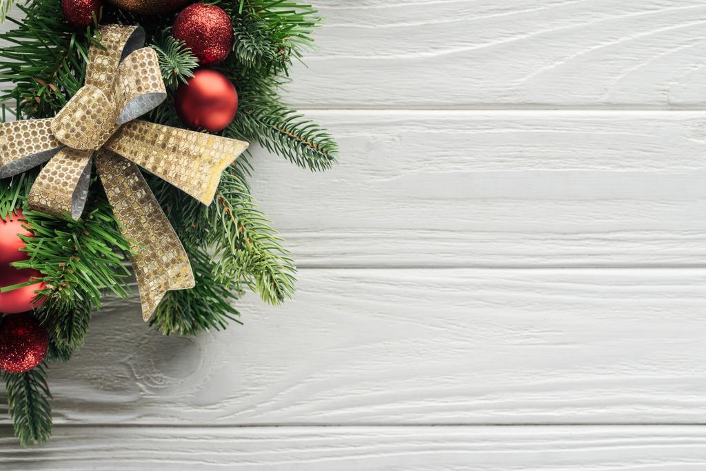 felülnézete a fehér fa felület koszorú piros karácsonyi játékok - Fotó, kép
