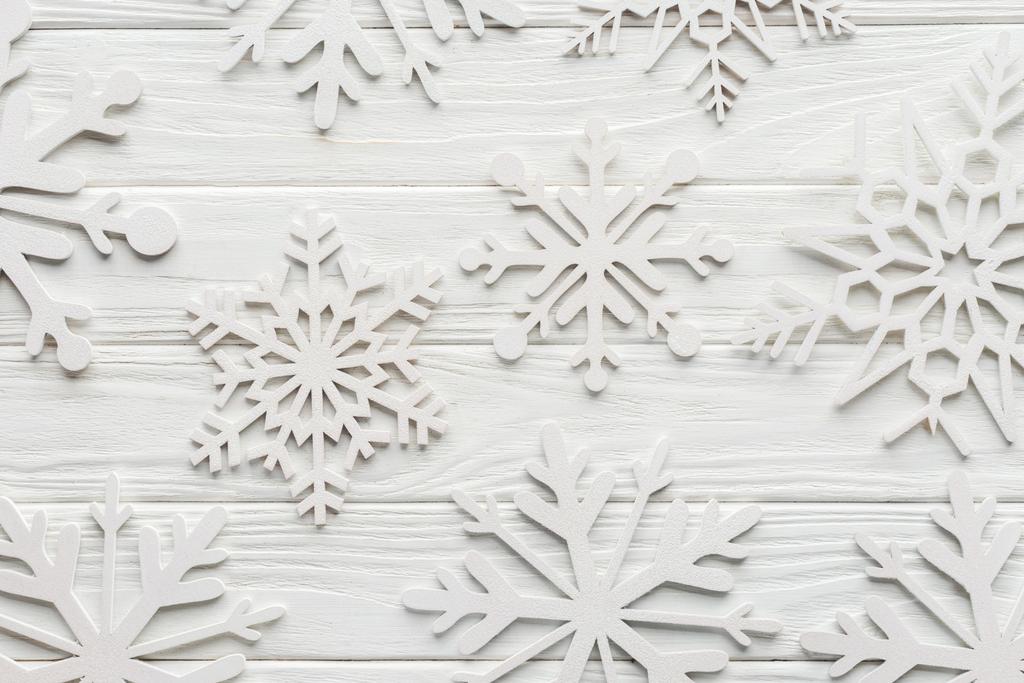 posa piatta con fiocchi di neve decorativi su un tavolo di legno bianco
 - Foto, immagini