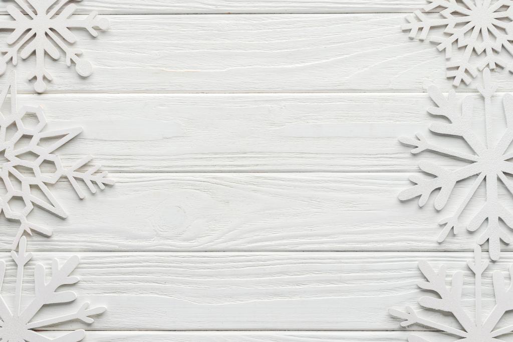 lapos feküdt a fehér fa asztali dekoratív hópelyhek - Fotó, kép