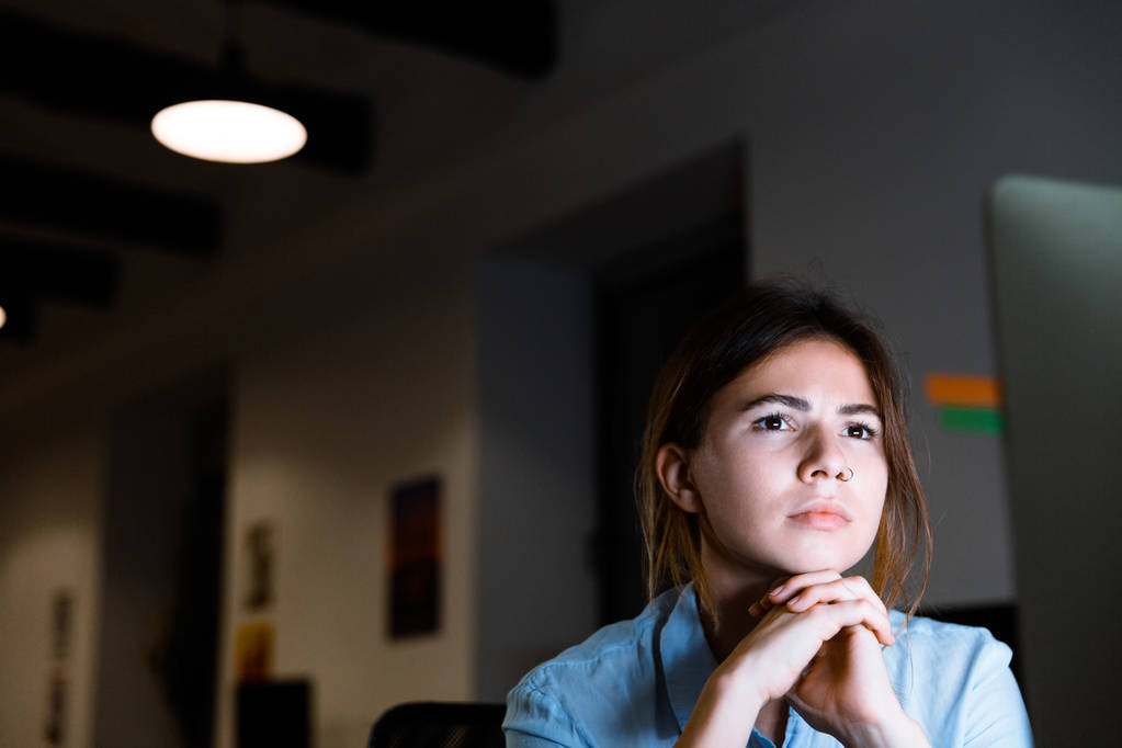 Foto van grafisch ontwerper geconcentreerde jonge vrouw met behulp van pc computer werken 's nachts in kantoor. - Foto, afbeelding