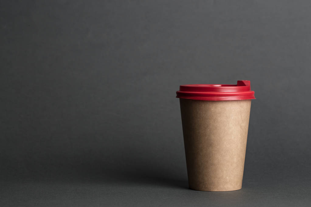 καφέ για να πάει σε ένα μίας χρήσης Κύπελλο πάνω σε μαύρο φόντο, για tex - Φωτογραφία, εικόνα