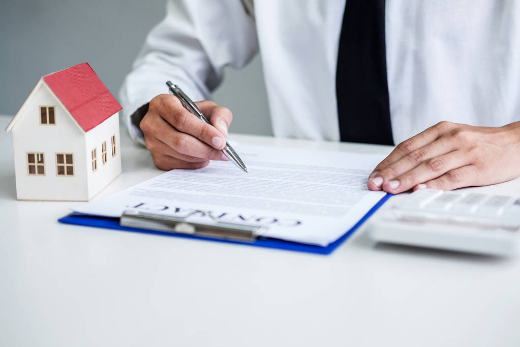 Adam imzalamak bir ev sigortası ev kredileri üzerinde işadamı sözleşme sigorta imzalama. - Fotoğraf, Görsel