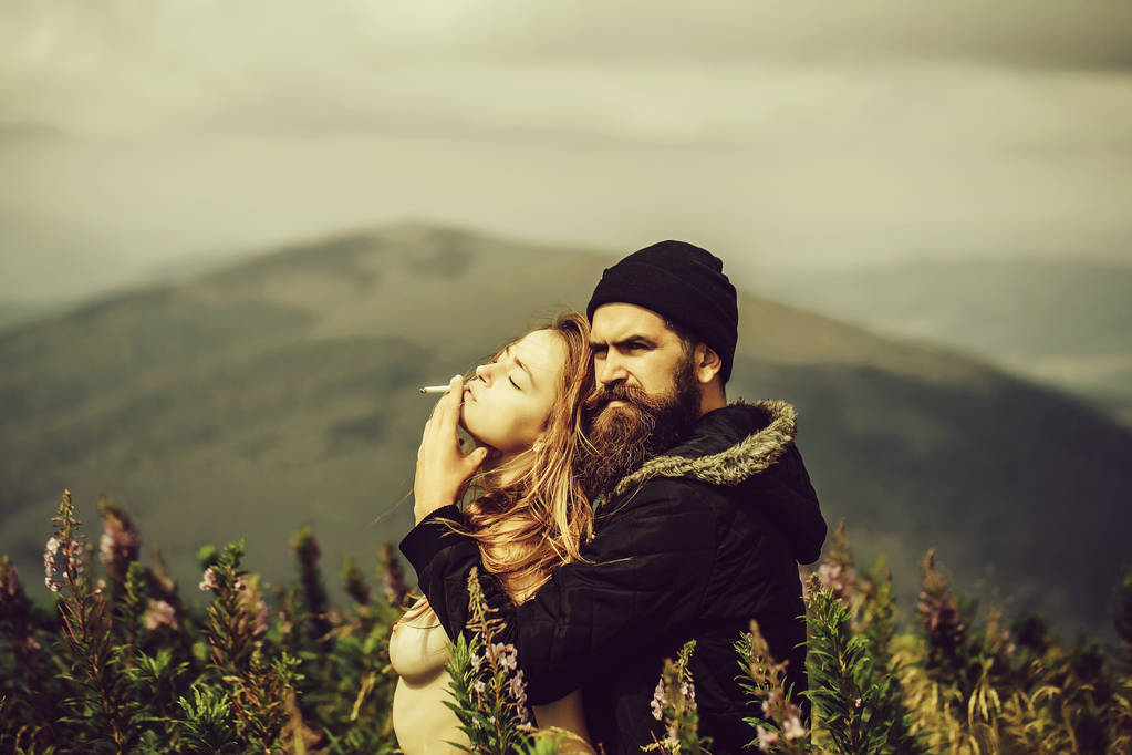 Романтична пара на вершині гори
 - Фото, зображення