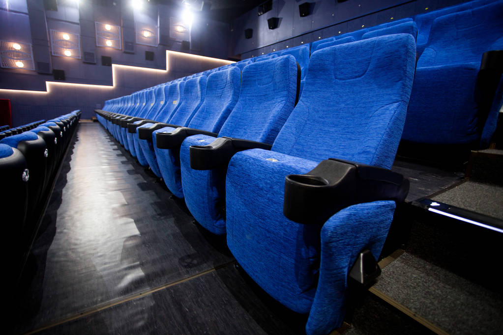 boş rahat kırmızı sandalye sinema numaraları ile - Fotoğraf, Görsel