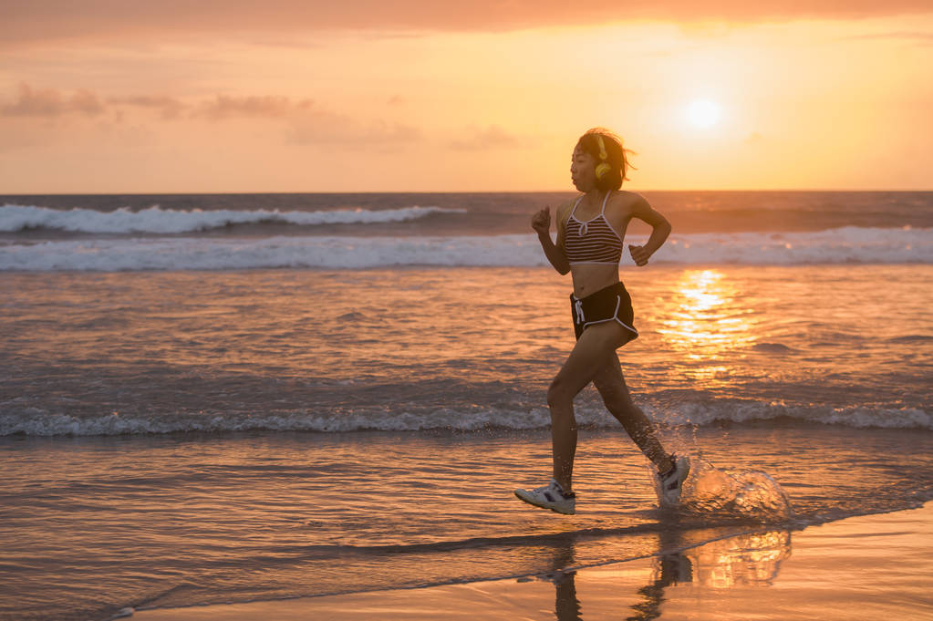 silhueta de ajuste e atlético asiático chinês desportivo mulher correndo na bela praia fazendo jogging treino ao pôr do sol em fitness estilo de vida saudável e verão ao ar livre conceito de atividade
 - Foto, Imagem