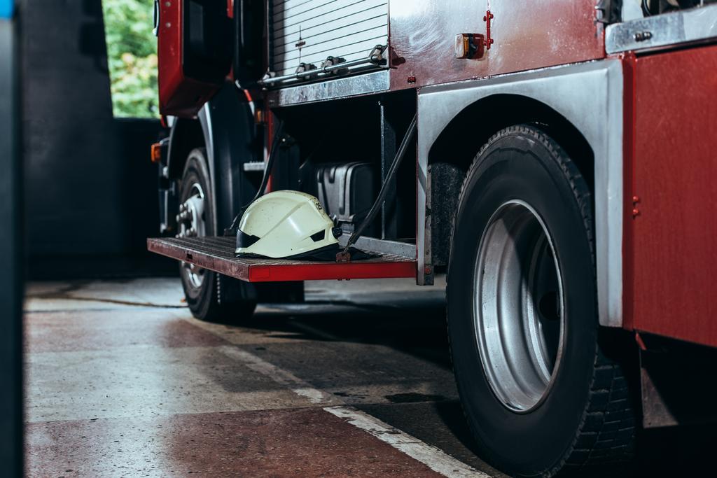 消防署に消防車に保護用のヘルメットのビューをクローズ アップ - 写真・画像