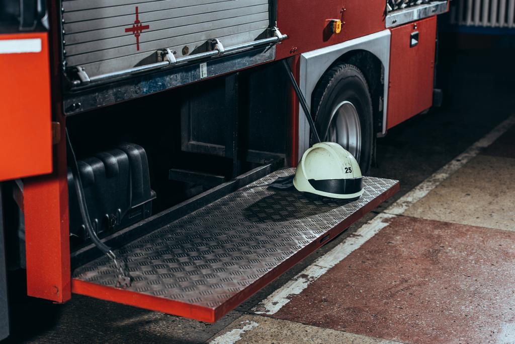 zblízka pohled ochranná helma na hasičský vůz na hasiče - Fotografie, Obrázek