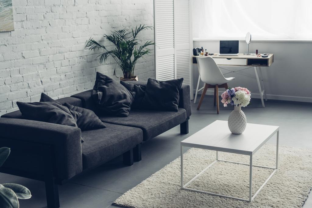 интерьер современной гостиной с диваном и рабочим местом с ноутбуком
 - Фото, изображение
