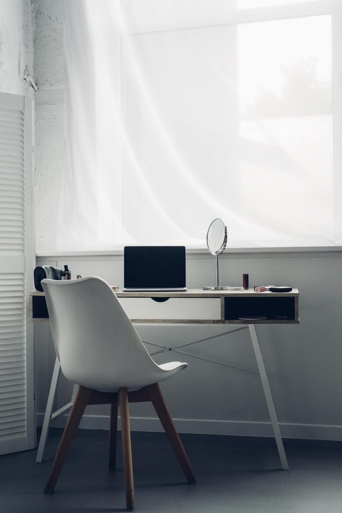 moderne werkplaats met laptop en make-up levert thuis - Foto, afbeelding