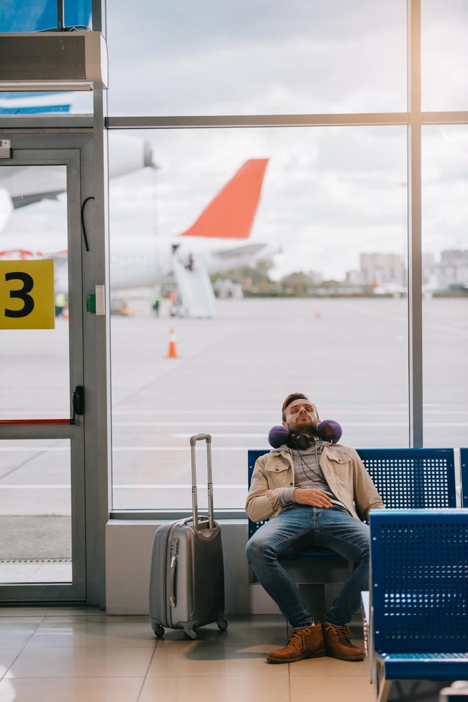 mladý muž spí při čekání na let v Letiště - Fotografie, Obrázek
