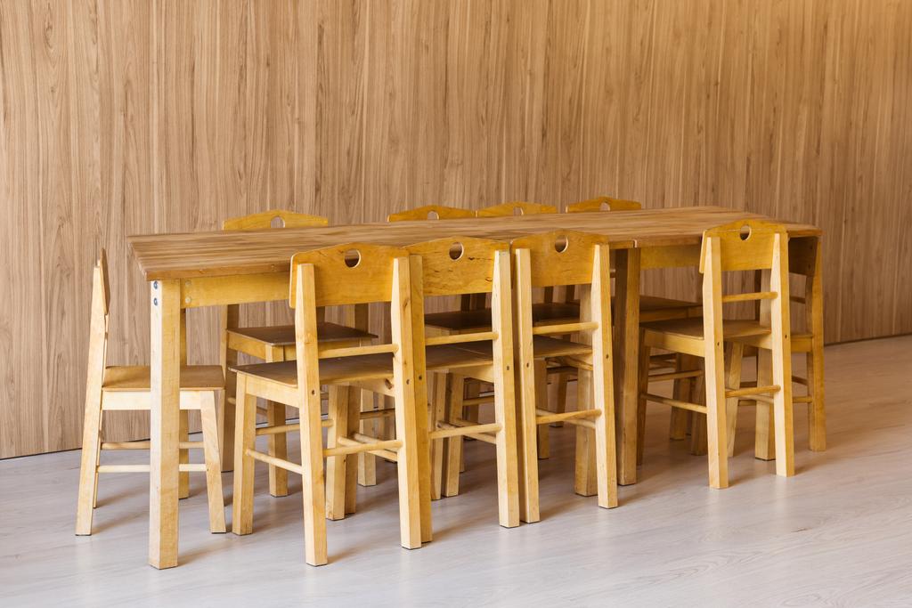 ξύλινο τραπέζι και μικρές καρέκλες στην αίθουσα νηπιαγωγείο  - Φωτογραφία, εικόνα