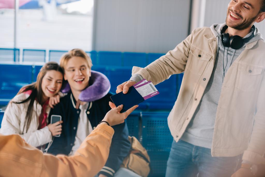 περικοπεί shot των φίλων που κατέχουν διαβατήριο με κάρτες επιβίβασης, ενώ περιμένει στο αεροδρόμιο   - Φωτογραφία, εικόνα