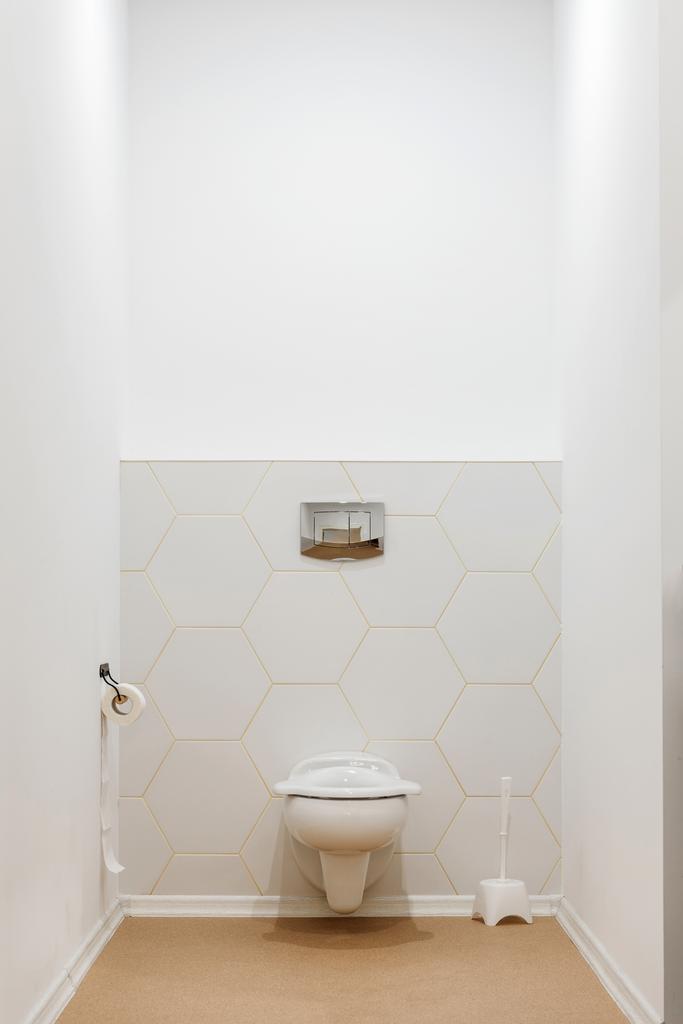 чистий білий унітаз в туалеті в сучасному дитячому саду
  - Фото, зображення