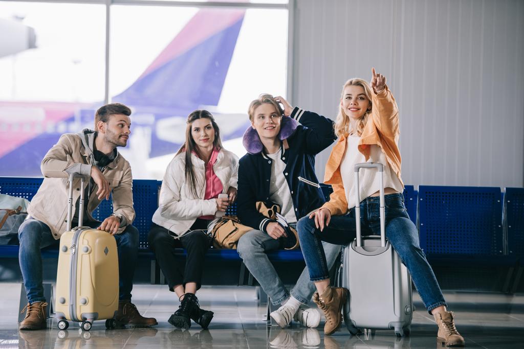 fiatal utazók beszél várva a repülőtéri terminál   - Fotó, kép