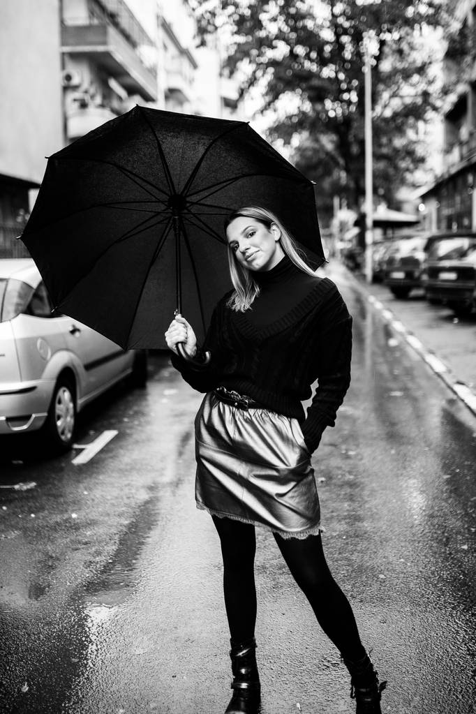 傘を差したスタイリッシュな女性 - 写真・画像