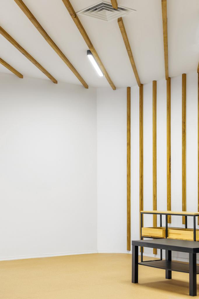 dřevěný stůl a útulný minimalistický interiér ve školce - Fotografie, Obrázek