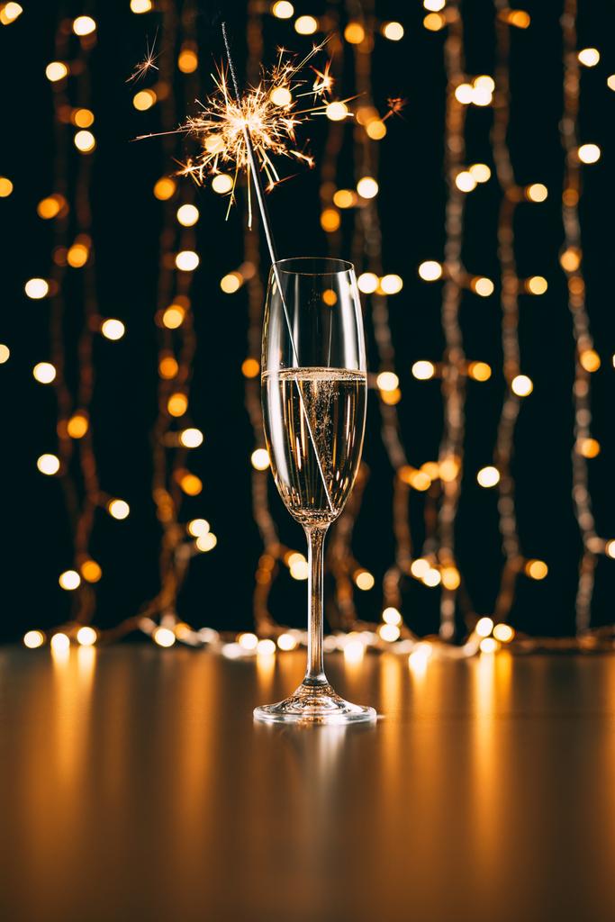 Şampanya ile Noel ışıltı çelenk ışık arka plan üzerinde - Fotoğraf, Görsel