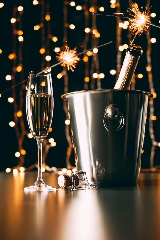 szampan z Bengalu światła na tle światła garland, koncepcja Boże Narodzenie - Zdjęcie, obraz