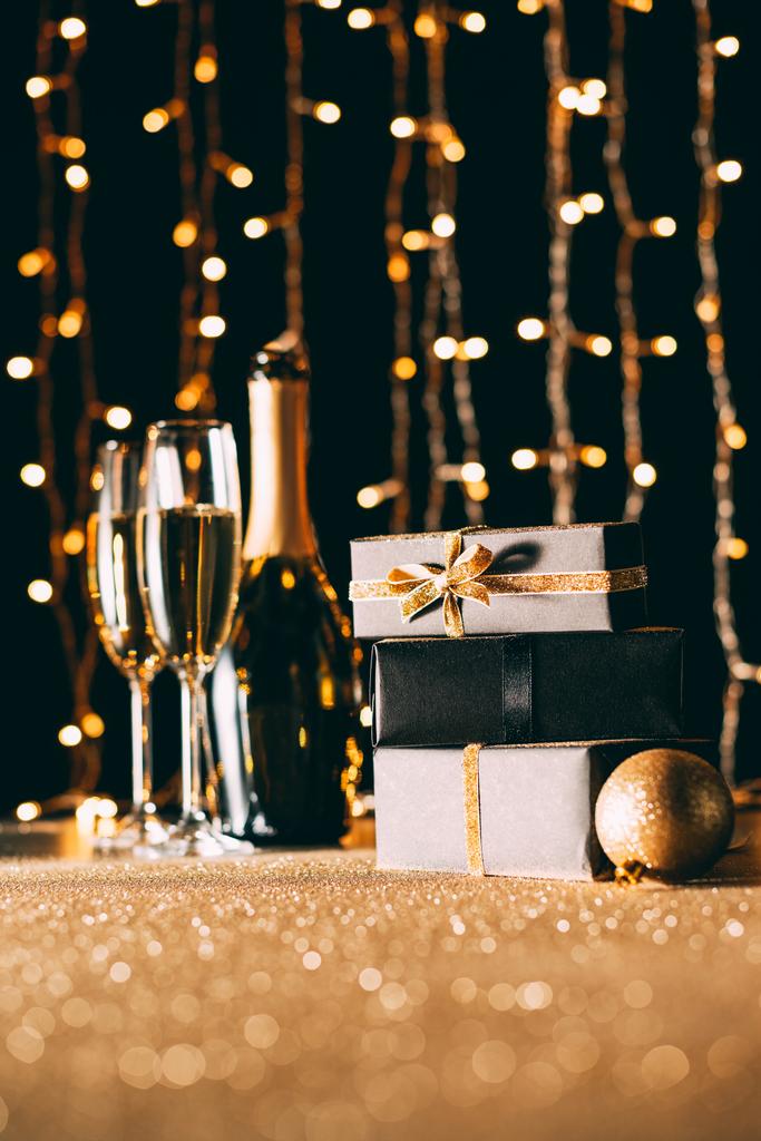 niveau de surface de champagne et cadeaux sur fond de guirlande, concept de Noël
 - Photo, image