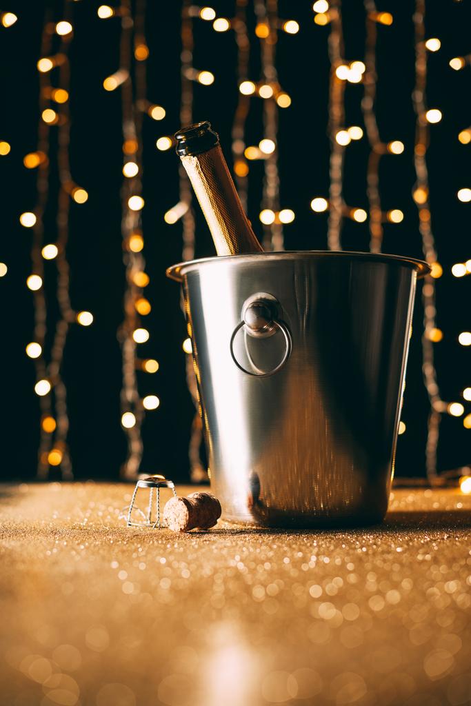 bouteille de champagne dans le seau sur fond de guirlande, concept de Noël
 - Photo, image