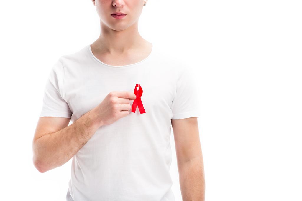 imagen recortada del hombre que pone la cinta roja en la camisa aislada en blanco, concepto del día del sida del mundo
 - Foto, Imagen