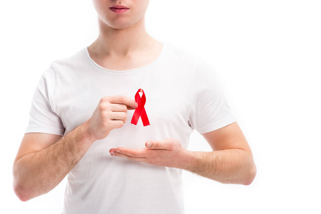 imagen recortada de hombre mostrando cinta roja en camisa aislada en blanco, concepto del día del sida mundial
 - Foto, imagen