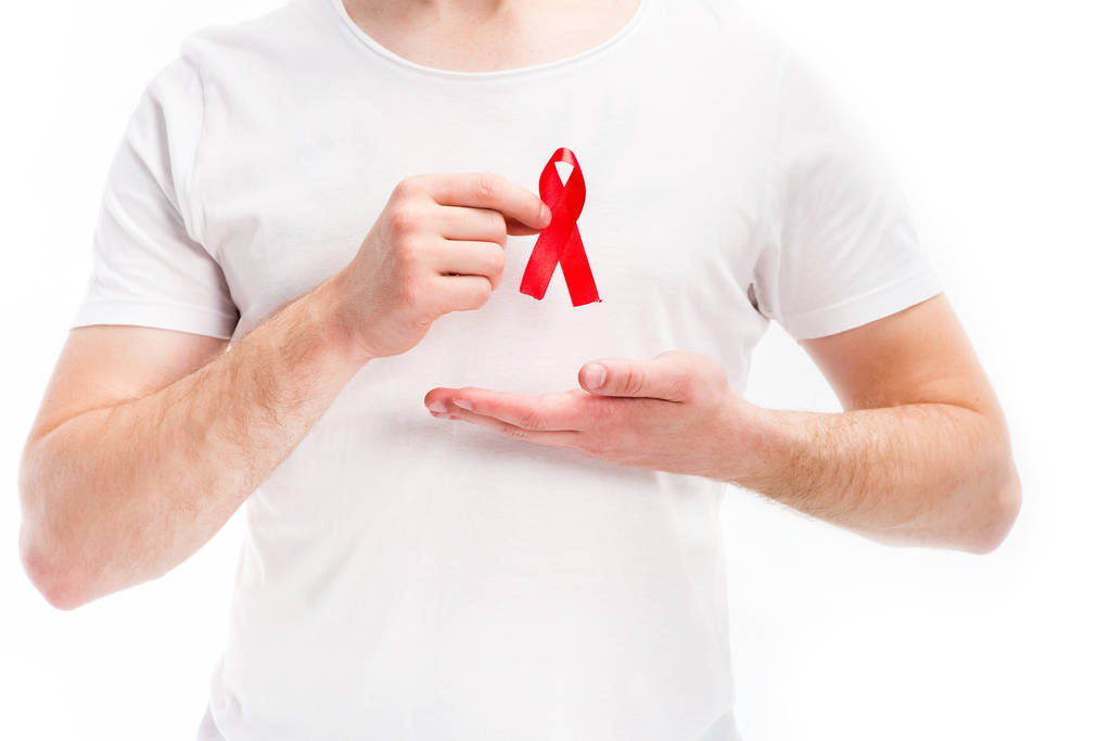 男のシャツに赤いリボンを表示の中央部が白、世界エイズ日コンセプトに分離 - 写真・画像