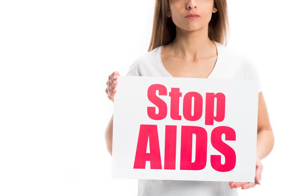 imagem cortada de mulher segurando cartão com stop aids texto isolado no branco, conceito de dia ajudas mundo
 - Foto, Imagem