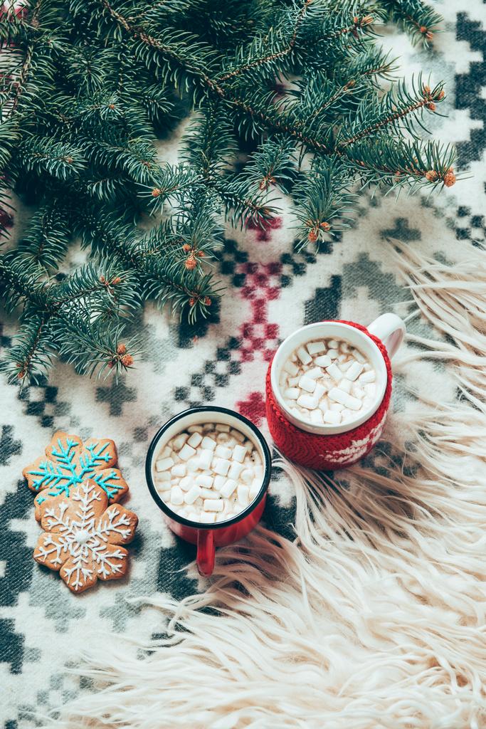 vue du dessus des tasses de boissons chaudes avec guimauves et biscuits sur fond de couverture, concept de petit déjeuner de Noël
 - Photo, image