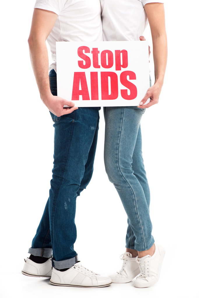 imagem cortada de abraço casal heterossexual e cartão de retenção com stop aids texto isolado em branco
 - Foto, Imagem