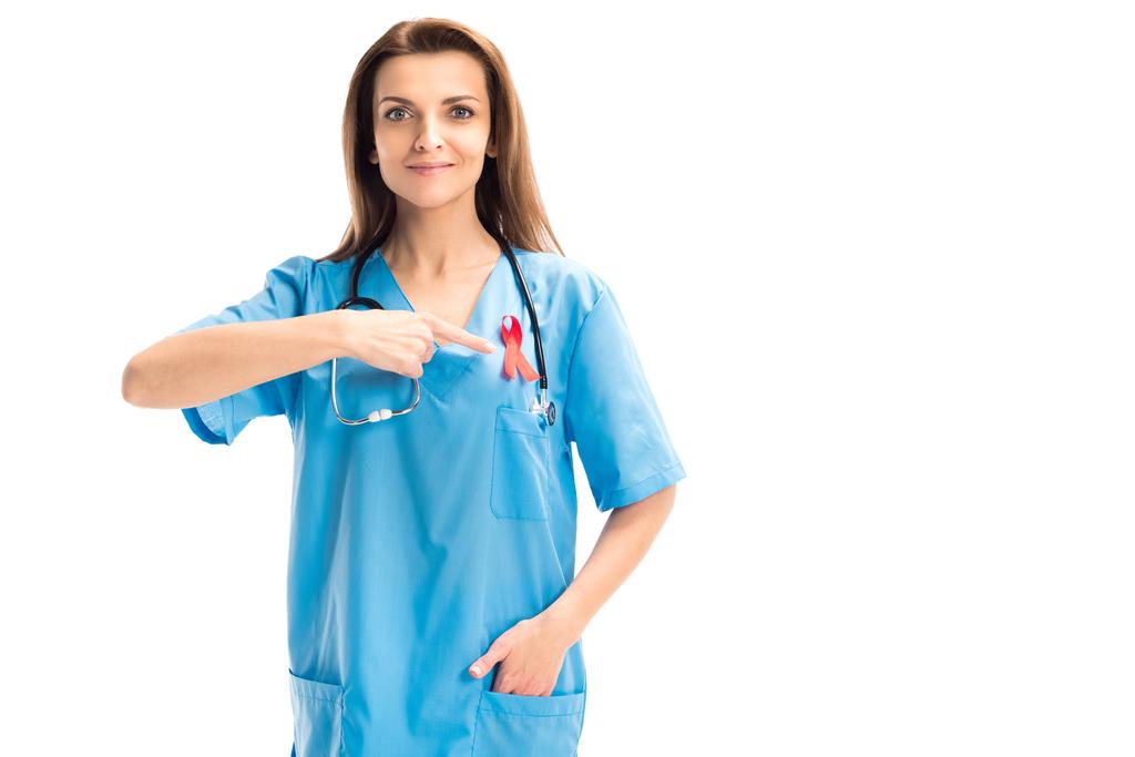 atractivo doctor apuntando en cinta roja aislada en blanco, mundo SIDA concepto del día
 - Foto, Imagen