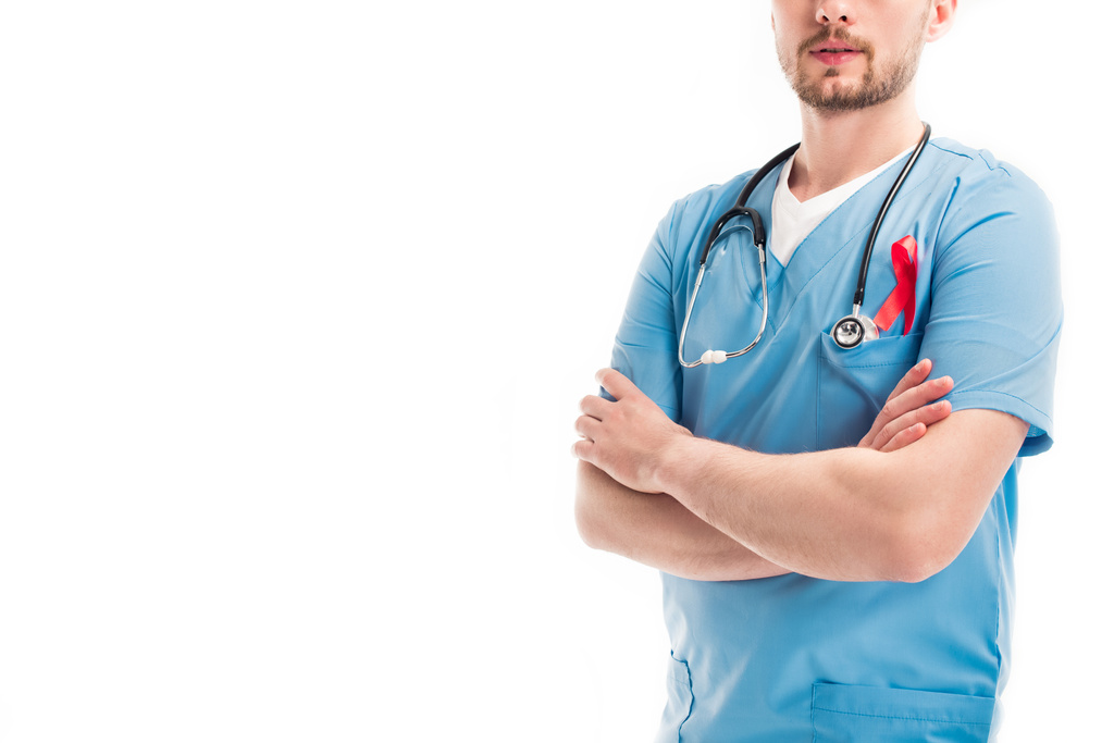 imagen recortada de médico de pie con brazos cruzados y cinta roja en uniforme aislado en blanco, el mundo SIDA concepto del día
 - Foto, Imagen
