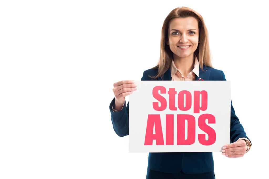 улыбающаяся привлекательная деловая женщина, показывающая карточку с надписью "Стоп-СПИД"
 - Фото, изображение