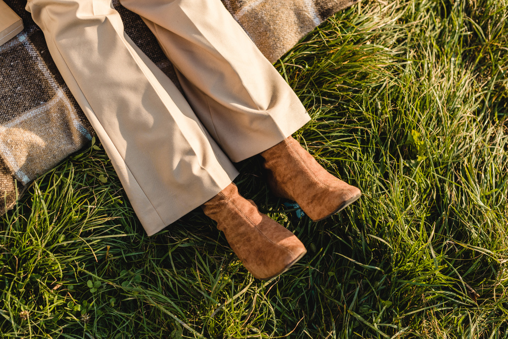 section basse de jambes féminines en daim chaussures brunes sur l'herbe à l'extérieur
  - Photo, image