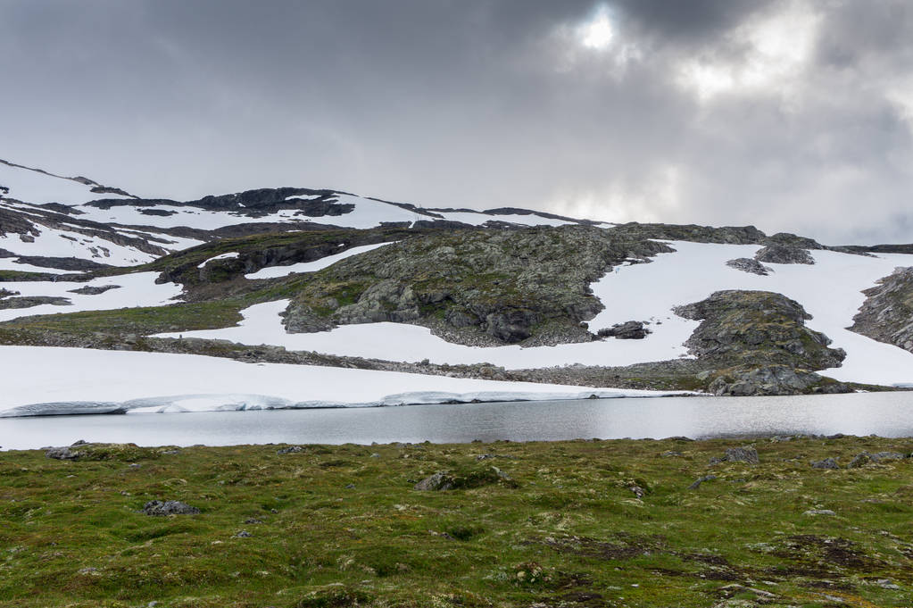 Paisaje de montaña a lo largo de la ruta turística nacional Aurlandstjellet. Flotane. Noruega Occidental
 - Foto, Imagen