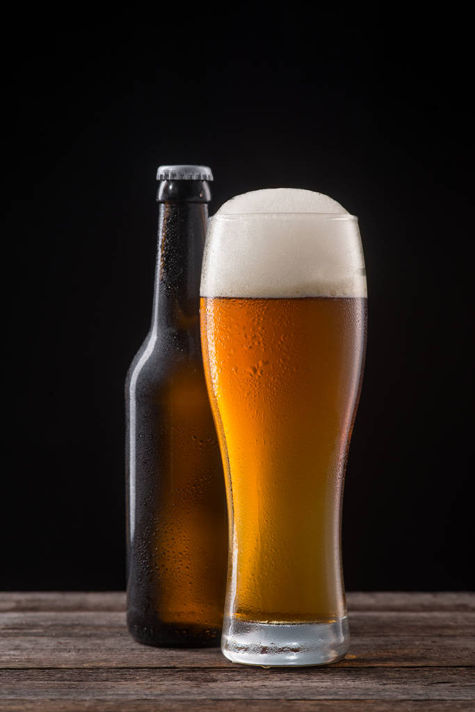 Botella y vaso de cerveza
 - Foto, Imagen