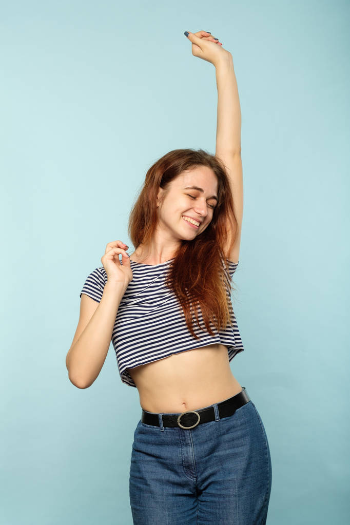 nyugodt boldog magabiztos nő tánc mozog - Fotó, kép