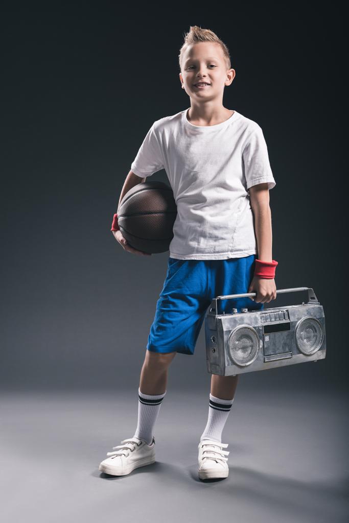 basketbol topu ve boombox gri zemin üzerinde şık çocuk - Fotoğraf, Görsel