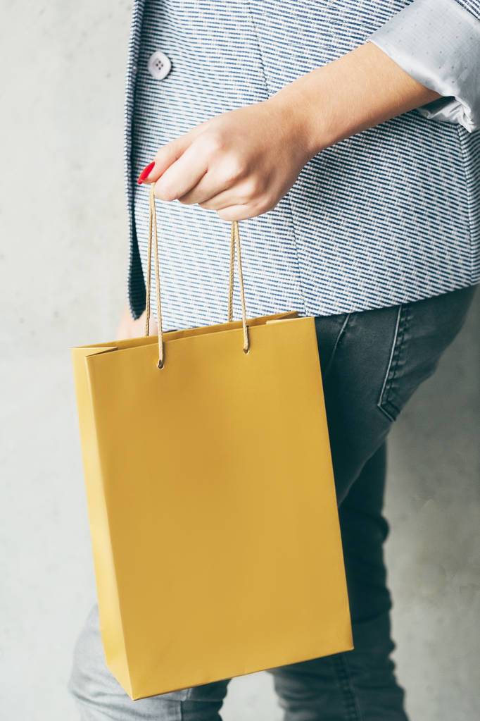 barna papír zsák nő kéz fogyasztás vásárlás - Fotó, kép