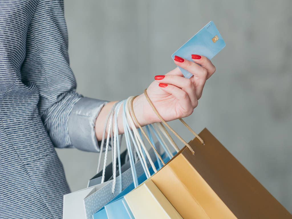 soldi prestito shopping donna tenere le borse della carta di credito
 - Foto, immagini