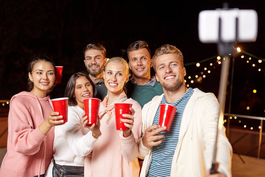 amigos com bebidas tomando selfie na festa no telhado
 - Foto, Imagem